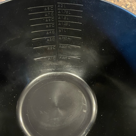 New POURfect Set of 2 Spill Poof Bowls w/Measurements inside of bowl - Picture 4 of 8